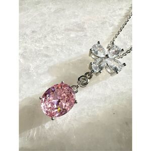 Super sparkly keep it zirconia flower pendant with oval necklace ￼
